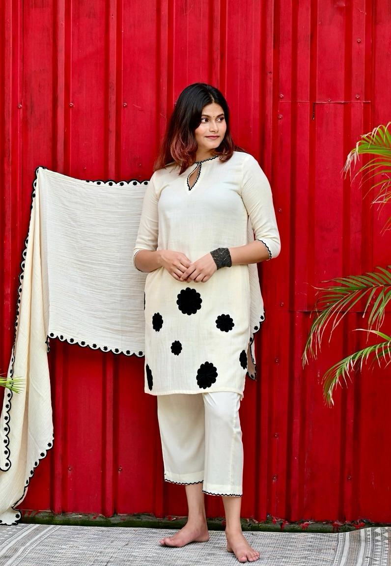 Cotton Short kurta with low slits and inner lining with black floral patch work