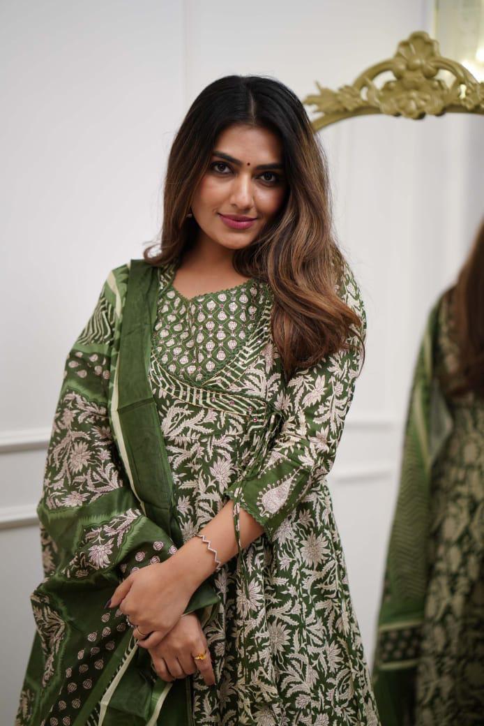 Women Floral Printed Cotton Kurta with pant and mulmul Dupatta set
